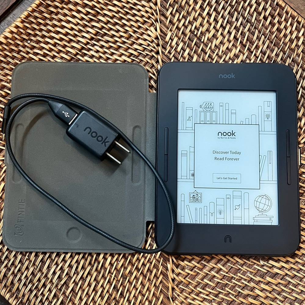 Nook GlowLight 3 with charger and case